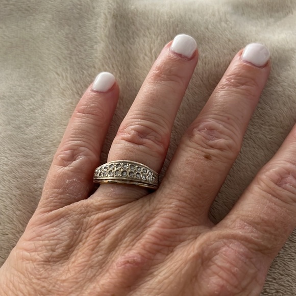 10KT gold ring with diamonds - Picture 2 of 5